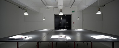 Armin Linke: Green Line – UN-Porträts – Blick in die Ausstellung