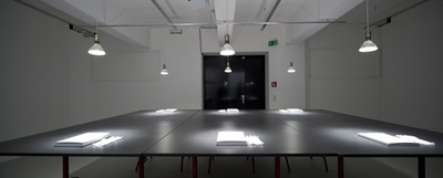 Armin Linke: Green Line – UN-Porträts – Blick in die Ausstellung