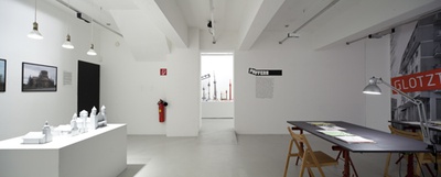 Dubravka Sekulic: Don't Stare so Romantically! und Duo van der Mixt: Dura Lex Ecclesiae – Blick in die Ausstellung