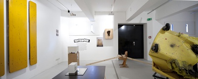 Michl Schmidt + Peter Wendl: Verteidigung des Normalzustands – Blick in die Ausstellung