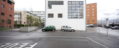 Michl Schmidt + Peter Wendl: Verteidigung des Normalzustands – Haussegen an der Fensterfront des Adambräu:
"Herr, behuete uns dies Haus fuer Feuersnoth,
fuer Pest und den boesen schnellen Todt."