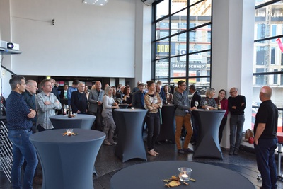 Urkundenübergabe im kleinen Kreis im aut am 16. September 2021