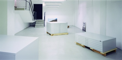 Blick in die Ausstellung "Nikolaus Schletterer: Lagerhaus"