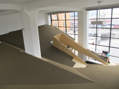 Ausstellungsaufbau - die "soziale Landschaft" ist fast fertig ...