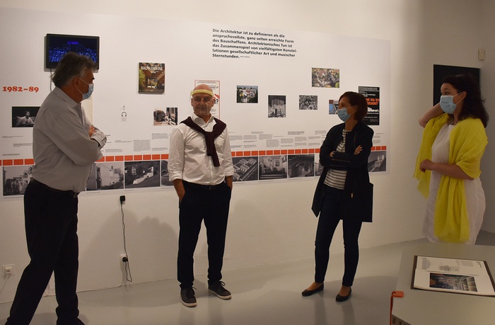 Arno Ritter führt Werner Kogler, Gabriele Fischer und Ingrid Felipe durch die Ausstellung.