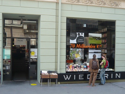 Ausstellung "Räume der Offshore-Welt" in der Bücher Wiederin – Ausstellungseröffnung und Buchpräsentation mit Celia Di Pauli (Stadtblind) und Silke Ötsch (Attac)