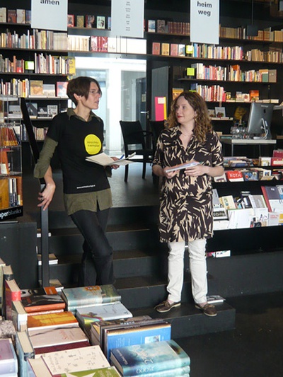 Eröffnung "Räume der Offshore-Welt" in der Bücher Wiederin – Ausstellungseröffnung und Buchpräsentation mit Celia Di Pauli (Stadtblind) und Silke Ötsch (Attac)