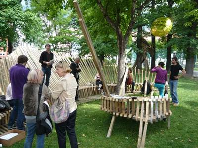 Pressegespräch zu den Architekturtagen – Im Waltherpark bei den neuen Ansichtsexemplaren fand das Pressegespräch zum Tiroler Programm der Architekturtage statt.