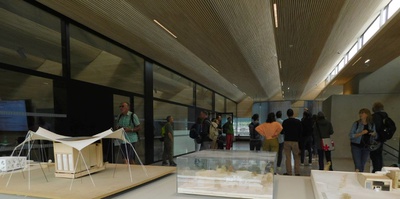 "Neue Lernräume in alter Substanz" – Eine Fahrrad-Tour mit Barbara Poberschnigg zu transformierten Schulen in Innsbruck