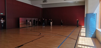 "Bildung braucht Raum" – Eine Bus-Tour mit Hannes Wiesflecker nach St. Johann und Kufstein