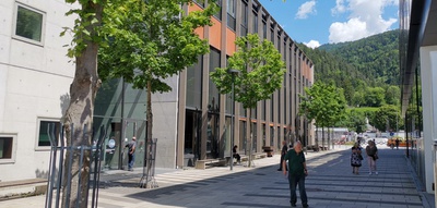 "Bildung braucht Raum" – Eine Bus-Tour mit Hannes Wiesflecker nach St. Johann und Kufstein