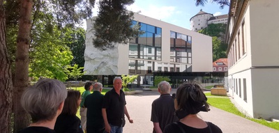 "Bildung braucht Raum" – Eine Bus-Tour mit Hannes Wiesflecker nach St. Johann und Kufstein