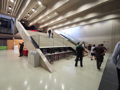 "Bildung braucht Raum" – Eine Bus-Tour mit Hannes Wiesflecker nach St. Johann und Kufstein