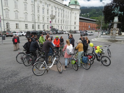 "Von der Gang- zur Clusterschule" – Eine Fahrrad-Tour mit Eric Sidoroff zu Schultypologien der vergangenen 100 Jahre in Innsbruck