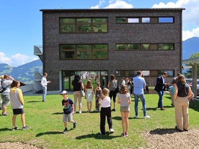 "Volksschule Fügenberg" – Führung mit dem Architekten Christian Öller durch die 2018 fertiggestellte Schule in der Gemeinde Fügenberg – in Kooperation mit Dorferneuerung Tirol