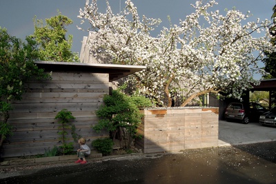 Haus W. Zwischenraum Nebengebäude