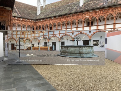 Ansicht Hof, Ausstellungseingang Sehnsucht Ferne.