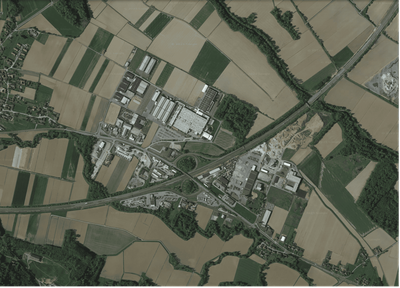 Lufbild einer großflächigen Versiegelung inmitten von Ackerflächen – © Maps Data, Google Earth, © 2021 Lufbild einer großflächigen Versiegelung inmitten von Ackerflächen