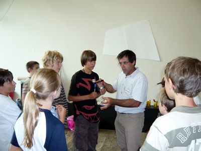architektur sommerakademie für kinder 2009 – erste Grundkenntnisse über Auflager und Balken werden einfach erklärt