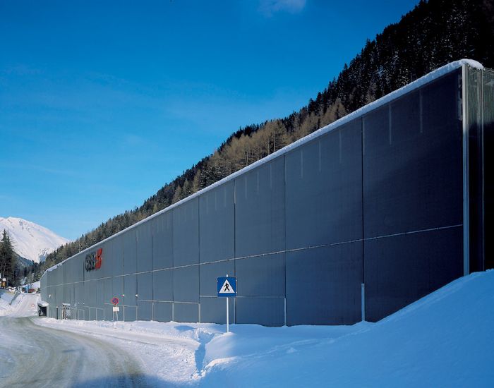 Anerkennung des Landes Tirol für Neues Bauen 2002: Bahnhof St. Anton am Arlberg, 1998-2001 (Architektur: Gerhard Manzl, Johann Ritsch, Manfred Sandner)