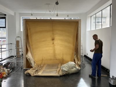 Aufbau der Installation "Collapsing Room"