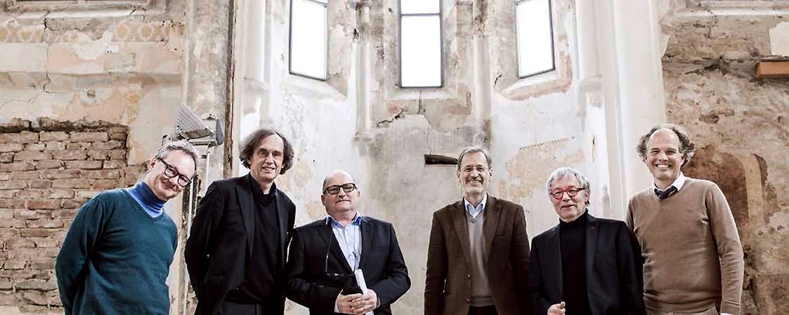 Von links: Christoph Tinzl (Restaurator), Ernst Beneder (Architekt), Franz Sam (Architekt), Hermann Fuchsberger (Landeskonservator), Richard Zeitlhuber (Architekt), Gerold Eßer (Baudenkmalpfleger)