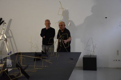 Franco Clivio beim Aufbau der Ausstellung "Manifolds"
