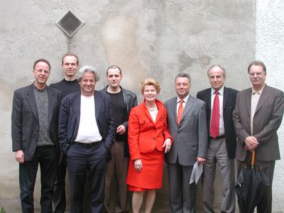 Architekten und Bauherren (von li. nach re. Erich Wucherer, Thomas Giner, Rainer ­Köberl, Andreas Pfeifer, Hilde Zach (damalige Bürgermeisterin von Innsbruck), Christian Karl (IIG), Helmut Rofner (IIG), Johann Newerkla (IIG))