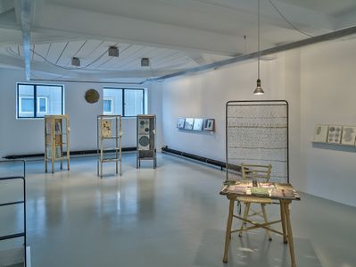 Blick in die Ausstellung "Carmen Müller: Von Gärten, Pflanzen und Menschen".