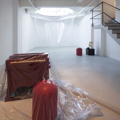 Blick in die Ausstellung "Splined Spheres" im aut