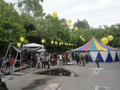Kinderprogramm und Abschlussfest am Standort der zukünftigen Kunst- und Architekturschule bilding im Rapoldipark in Innsbruck