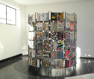 Blick in die Ausstellung im aut – Raum 1: 
„Kiosk“, 2011, 144 Ausgaben der Zeitschrift DOMUS (1956–1976) aus dem Archiv von aut. architektur und tirol, Bildnachweis: © Werner Feiersinger