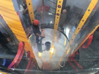 Aufbau der Ausstellung mit Hans-Walter Müller im aut