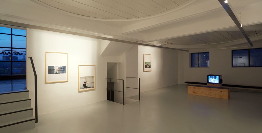 Blick in die Ausstellung im at