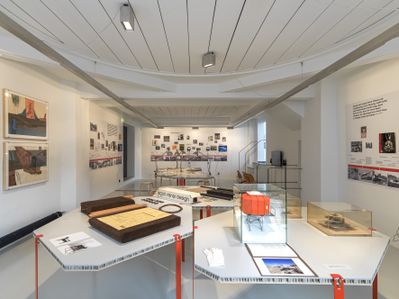 Blick in die Ausstellung "Widerstand und Wandel" im aut; an den Wänden Synchronopse 1960er-Jahre bis 1972, im Raum Projekte zum Thema "Typologische Zeitzeugen"
