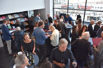 Urkundenübergabe im kleinen Kreis im aut am 16. September 2021