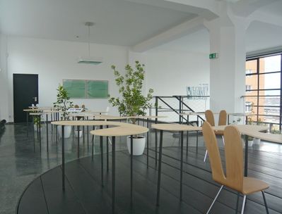 Blick in die Ausstellung – Galerieebene mit Tischkombinationen "Bordeaux 2" von SANAA