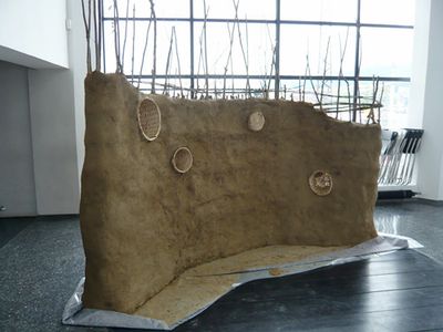 1:1 Modell im aut – Als Teil der Ausstellung realisierten SchülerInnen des BORG Innsbruck unter der Leitung von Monika Abendstein und Michael Engele im aut eine Lehmwand.