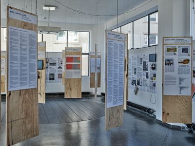 Blick in die Ausstellung im aut – Schilderwald "geld macht raum"