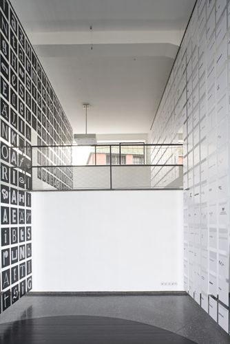 Installation "andreas uebele: alphabet innsbruck" im aut