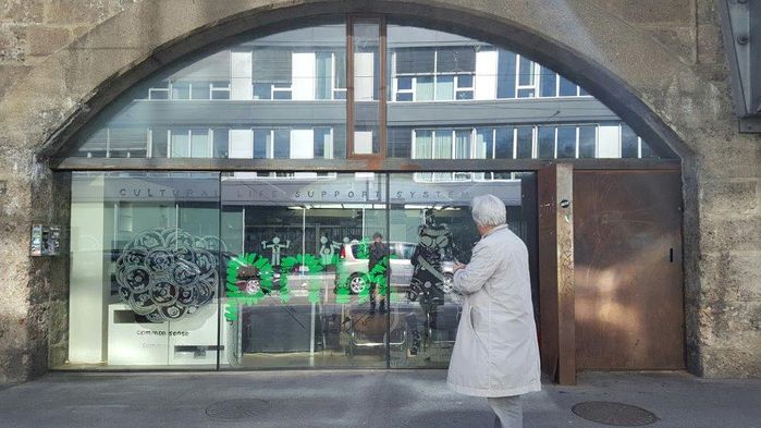 Rainer Köberl beim Studium der Fassade
