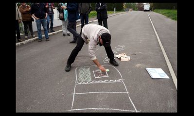_18 – Die Guides stellen die geschlossene Bebauungsweise gegen das einstehende Einfamilienhaus und rechnen uns vor, wie verschwenderisch Letzteres ist.