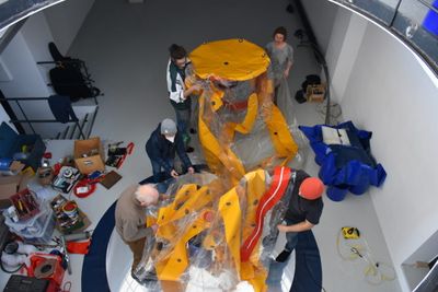 Aufbau der Ausstellung mit Hans-Walter Müller im aut