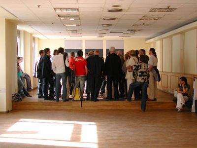 Architekturtage 2006, Tag 1: Die Innenstadt im Wandel – Präsentation der neuen Zentrale der Hypo Tirol Bank und der Erweiterung Landhaus 1 durch Schlögl & Süss Architekten im ehemaligen Cafe Schindler im Hotel Maria Theresia.