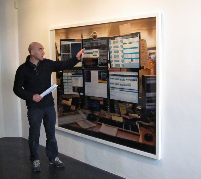 Armin Linke in der Ausstellung im aut