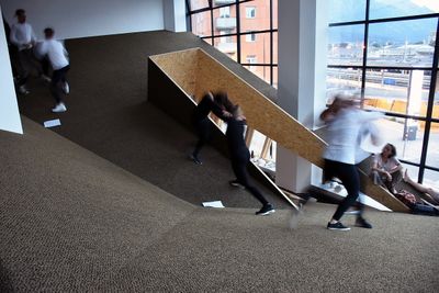 Theaterperformance "Fatzer ± Hyperion" in der "sozialen Landschaft" von Snøhetta