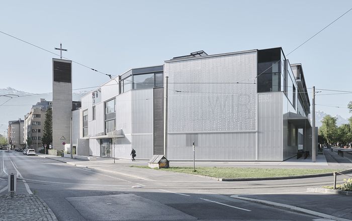 Auszeichnung des Landes Tirol für Neues Bauen 2020: Sanierung Schule Kettenbrücke, Innsbruck, 2016 – 2019 (Architektur: STUDIO LOIS)