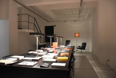 Blick in die Ausstellung "Lars Müller: Bücher bauen" im aut