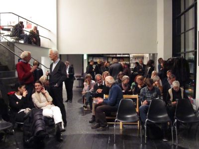 Vortrag von Rudolf Scholten – Vortrag des ehem. Bundesministers für Unterricht und Kunst Rudolf Scholten, der vor über 20 Jahren den unabhängigen "Beirat für Architektur und Design" einrichtete, der ein damals neu geschaffenes Budget für die Vermittlung von Architektur und Design vergeben konnte; eine strukturell wichtige kultur- und architekturpolitische Entscheidung, die u. a. dazu führte, dass in ganz Österreich sog. "Häuser der Architektur" gegründet wurden und ihre Biografie entwickeln konnten.