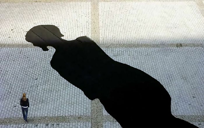 Referenzbild Kathrin Aste "Schatten der Schutzgöttin am Architekturgebäude"